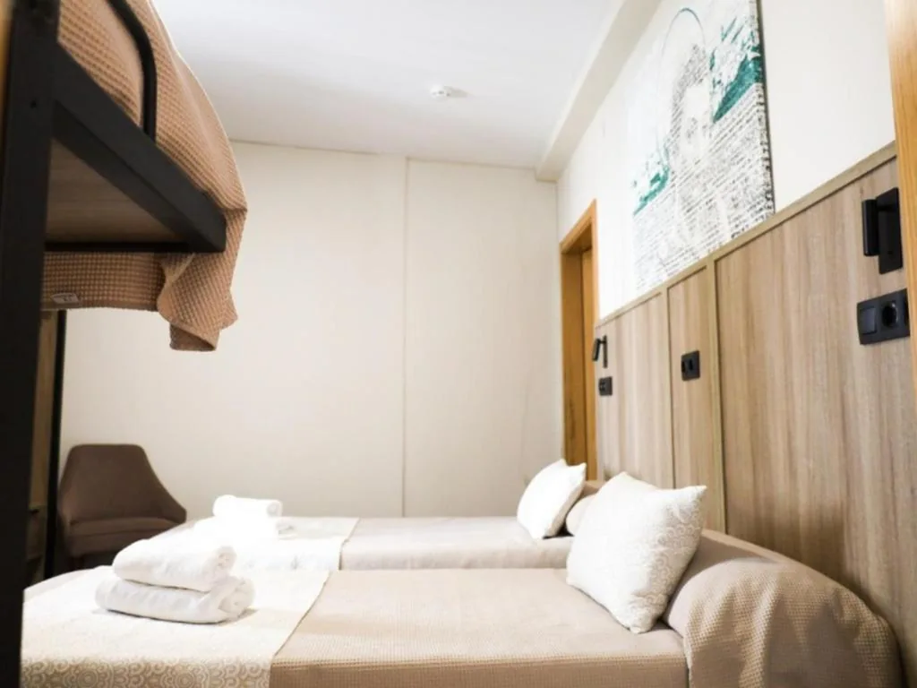 Quarto Quádruplo adaptado para pessoas com deficiência — Hospedium DLJ Hostal Temático Desde La Judería