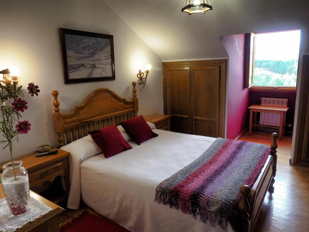 Habitación Doble (2 adultos + 2 niños) — Hospedium Hostal Almanzor