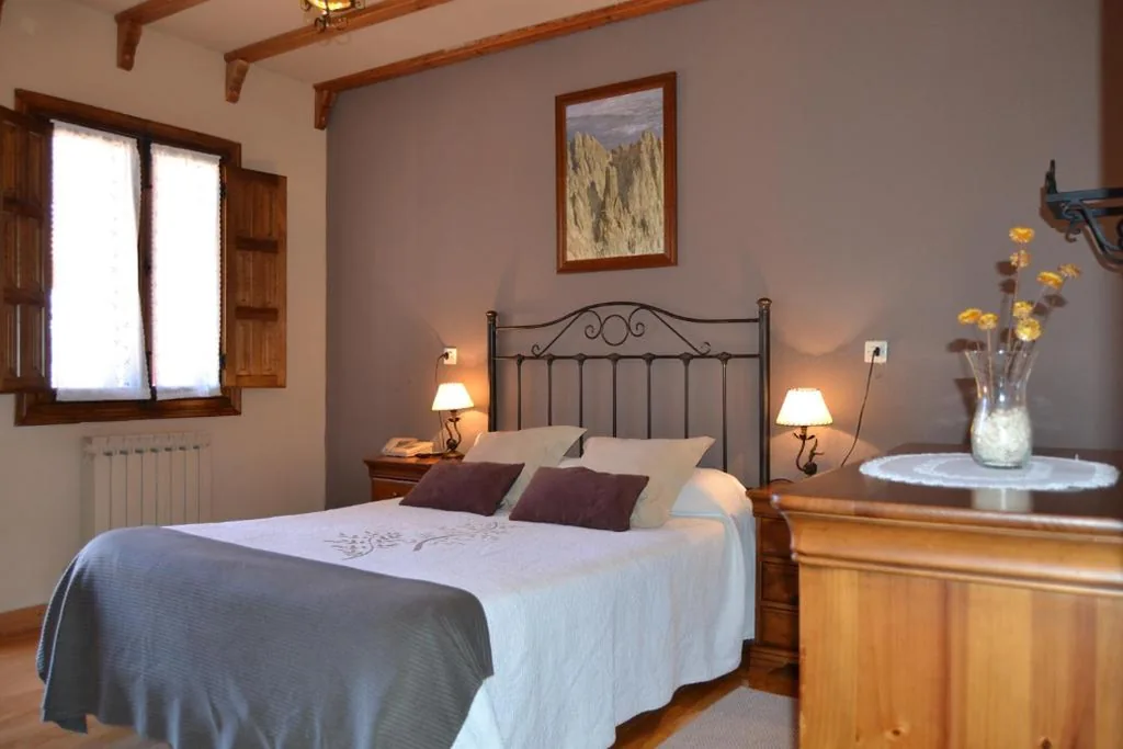 Habitación Doble con balcón — Hospedium Hostal Almanzor