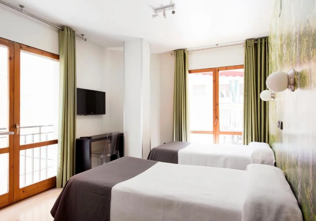 Habitación Doble con cama supletoria - 2 camas — Hospedium Hostal Un Punto Chic