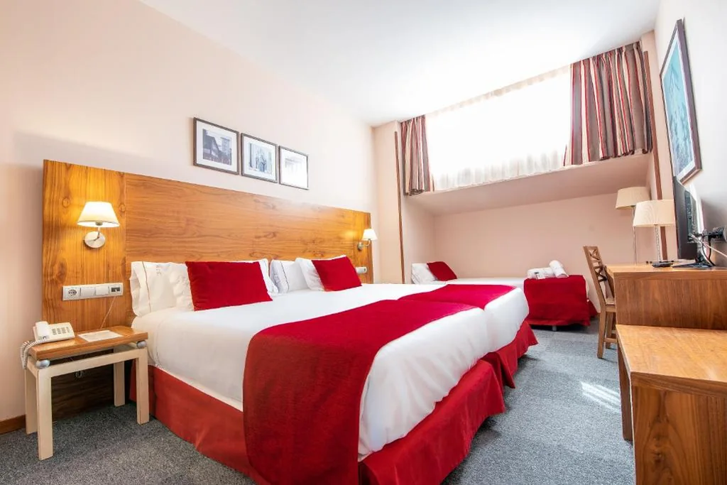 Habitación Triple — Hospedium Hotel Casino Del Tormes