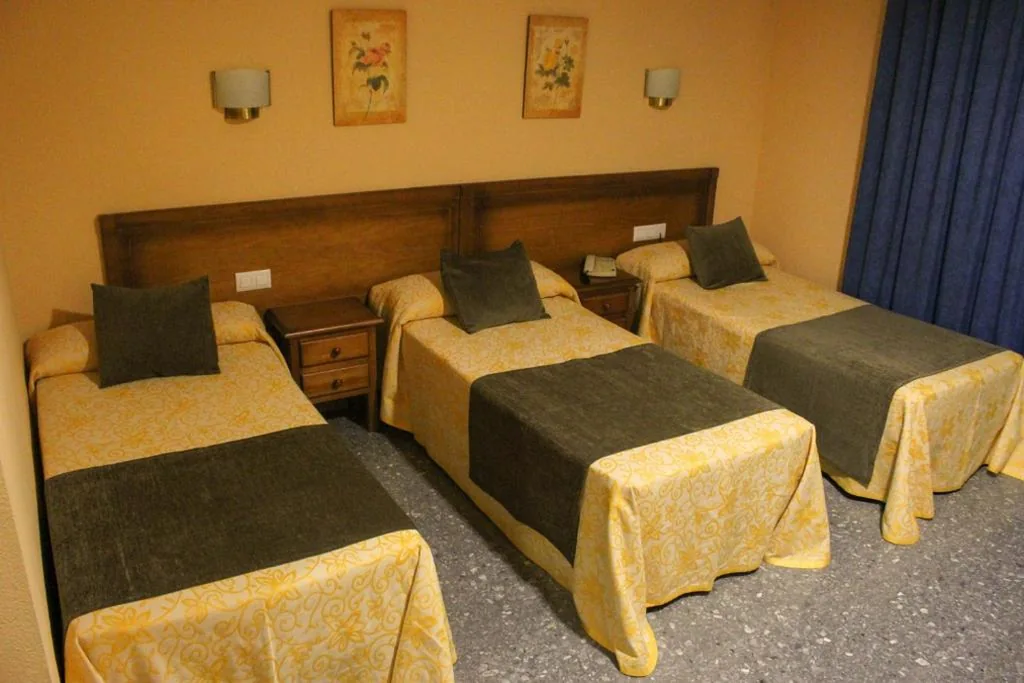 Doppelzimmer mit Zustellbett — Hospedium Hotel Don Jose
