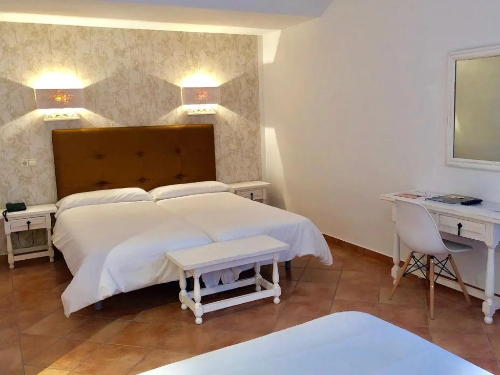 Dreibettzimmer — Hospedium Hotel Juan II
