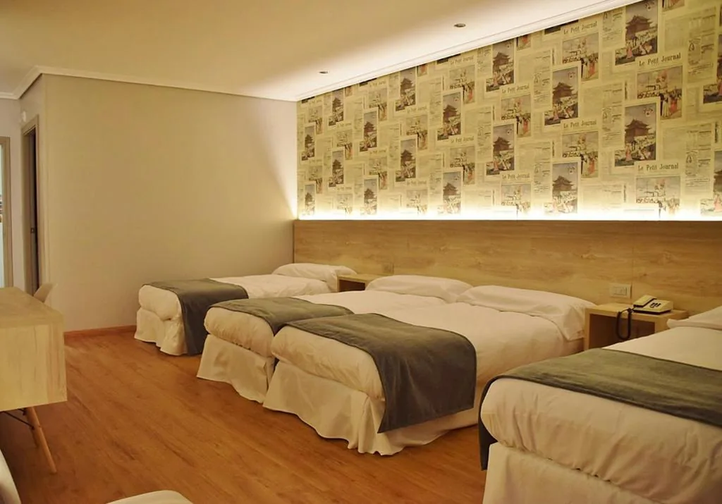 Gemischtes Mehrbettzimmer mit 6 Betten — Hospedium Hotel La Marina Costa da Morte