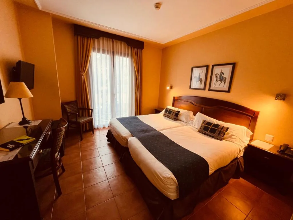 Doppelzimmer mit Zustellbett – 1 oder 2 Betten — Hospedium Hotel Los Lanceros