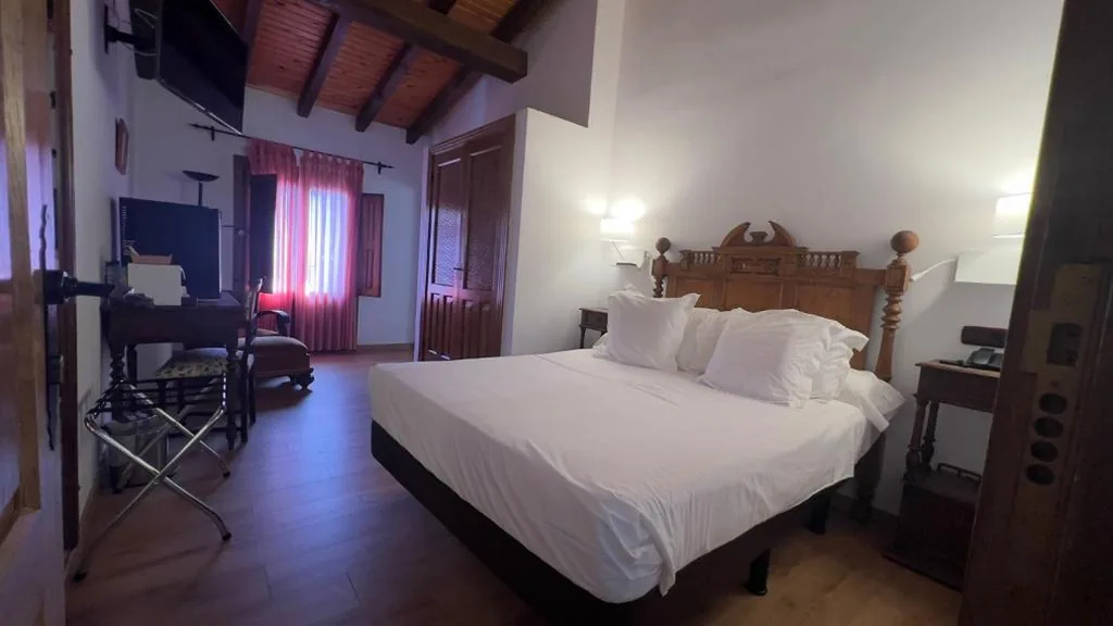 スーペリアルーム（大きなダブルベッド1台） — Hospedium Hotel Rural Abadía de Yuste