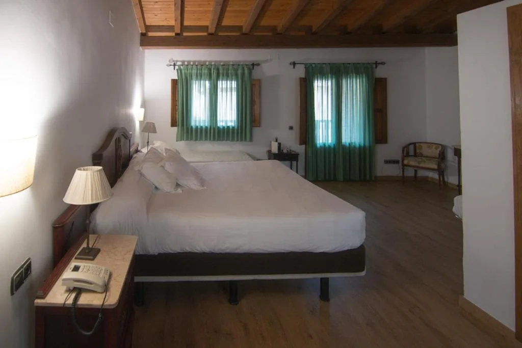テラス付きスーペリアルーム（特大ダブルベッド） — Hospedium Hotel Rural Abadía de Yuste