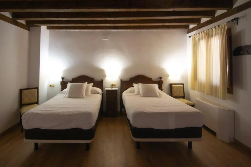 バリアフリー対応トリプルルーム — Hospedium Hotel Rural Abadía de Yuste