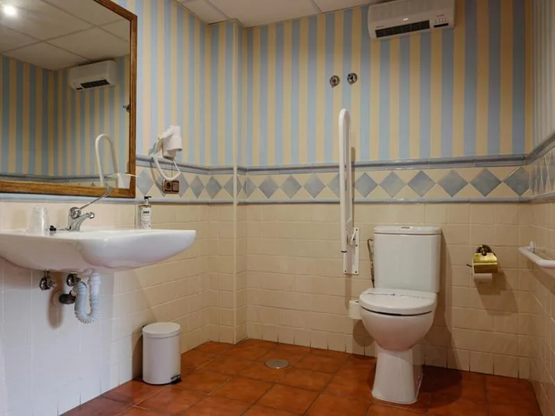 Chambre double intérieure adaptée aux personnes à mobilité réduite — Hospedium Hotel Rural Ruta Imperial H-CC-00660