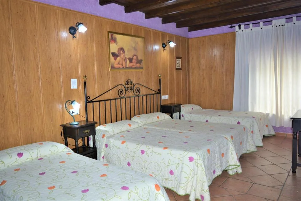 Familiekamer (2 volwassenen en 2 kinderen) — Hospedium Hotel Rural Soterraña