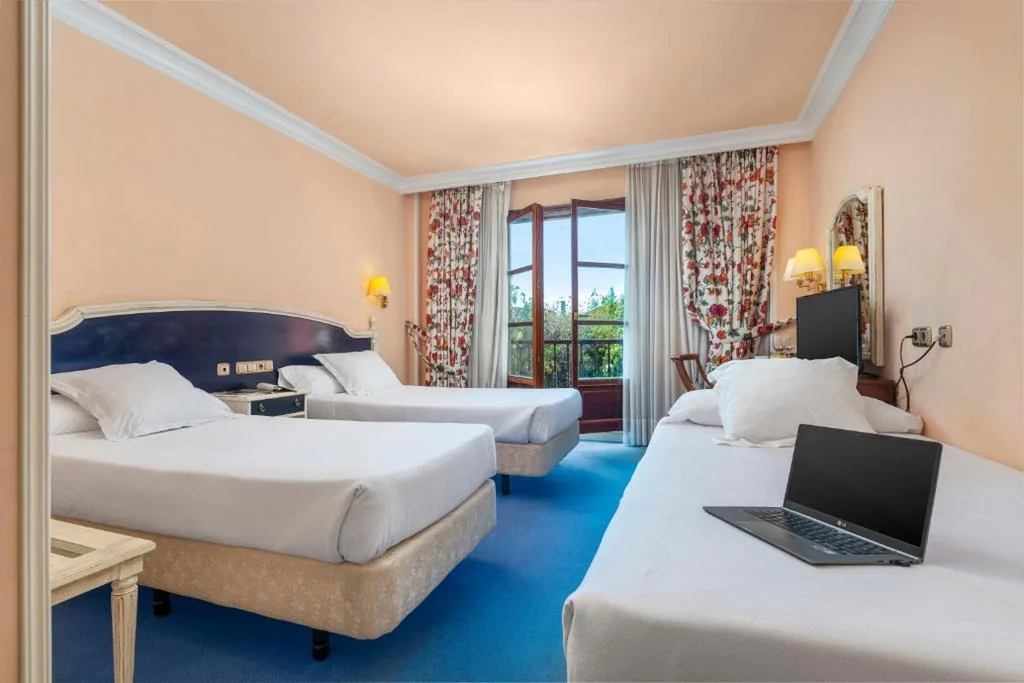 Quarto Triplo — Hospedium Hotel Sky Blu Sondika