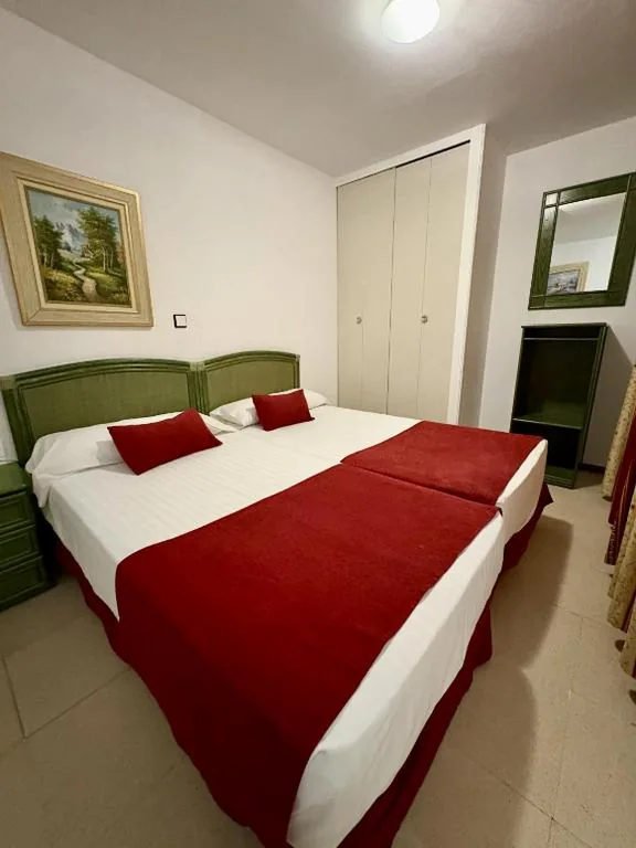 Habitación Cuádruple Estándar — Hospedium Hotel Sky Blu Torre de Sevilla