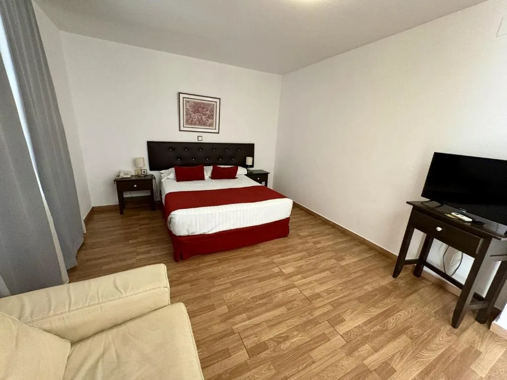 Habitación Triple Estándar — Hospedium Hotel Sky Blu Torre de Sevilla