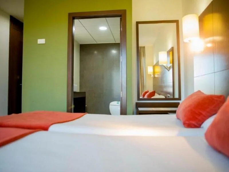 Doppelzimmer mit Zustellbett - 2 Betten — Hospedium Hotel Valles de Gredos Golf
