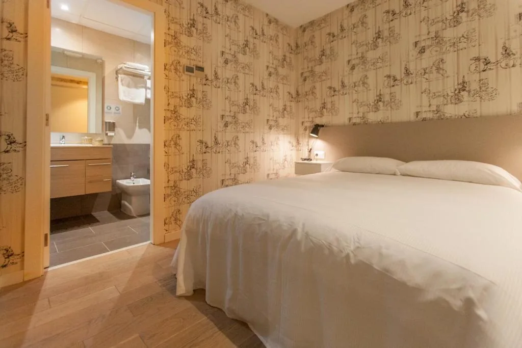 Standard-Doppelzimmer zur Innenhofseite — Host & Home