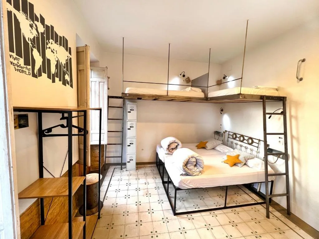 Vierbettzimmer mit Balkon — Host53