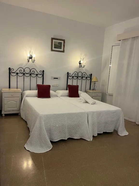 Quarto Duplo - 2 camas — Hostal 2 estrellas -Restaurante Las Tres Encinas EN EL CENTRO DEL PUEBLO