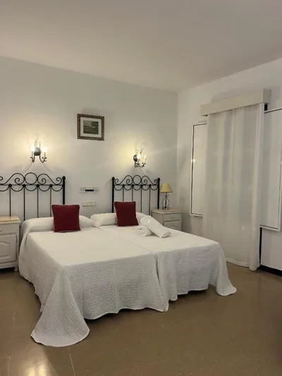 Hostal 2 estrellas -Restaurante Las Tres Encinas EN EL CENTRO DEL PUEBLO — foto 2