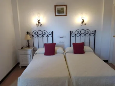 Hostal 2 estrellas -Restaurante Las Tres Encinas EN EL CENTRO DEL PUEBLO — foto 6