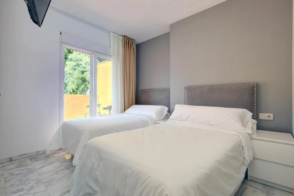 Twin Room — Hostal 37