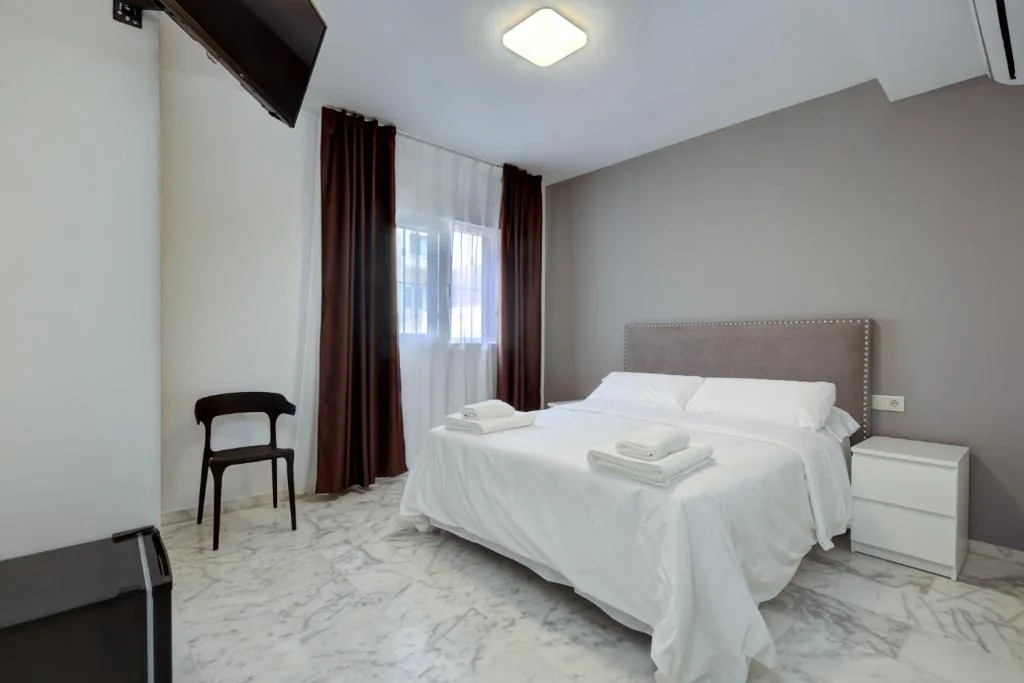 Large Double Room - 1 or 2 Beds — Hostal 37