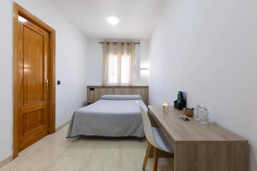 Standardzimmer – 1 großes Bett — Hostal 82