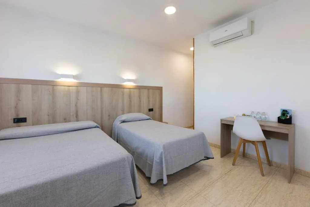 Dreibettzimmer mit Dusche — Hostal 82