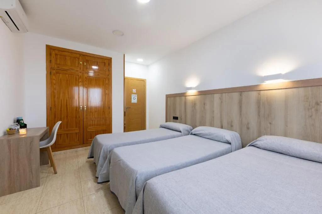 Dreibettzimmer — Hostal 82