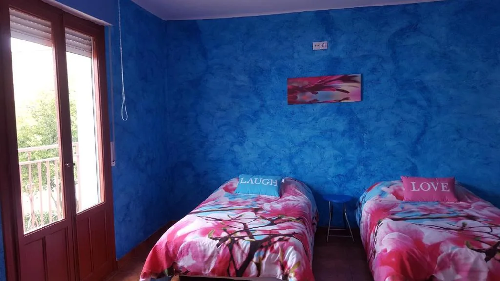 Habitación Cuádruple con baño privado — Hostal A La Sombra Del Laurel