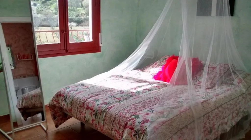 Habitación Doble con baño privado — Hostal A La Sombra Del Laurel