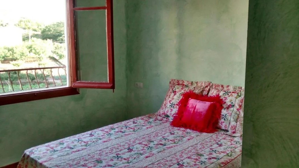 Habitación Doble con baño privado — Hostal A La Sombra Del Laurel