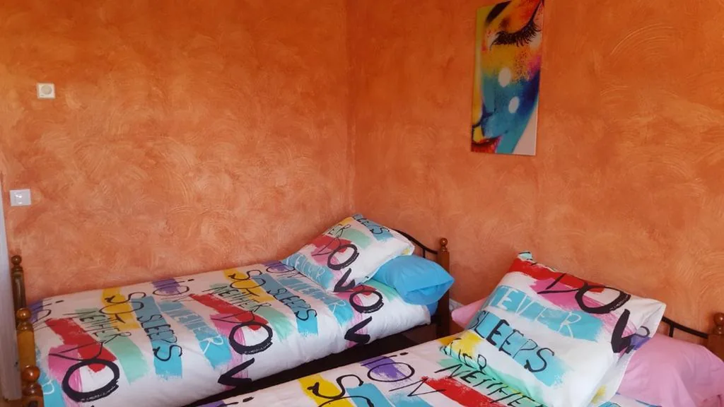 Habitación Triple con baño — Hostal A La Sombra Del Laurel
