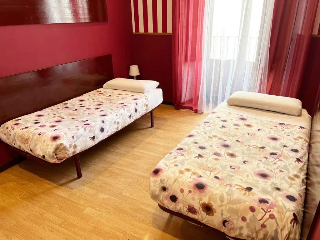 Doppelzimmer mit Gemeinschaftsbad – 2 Betten — Hostal Abaaly