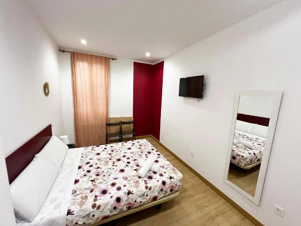 Preisgünstiges Doppelzimmer zur Innenseite mit Gemeinschaftsbad — Hostal Abaaly