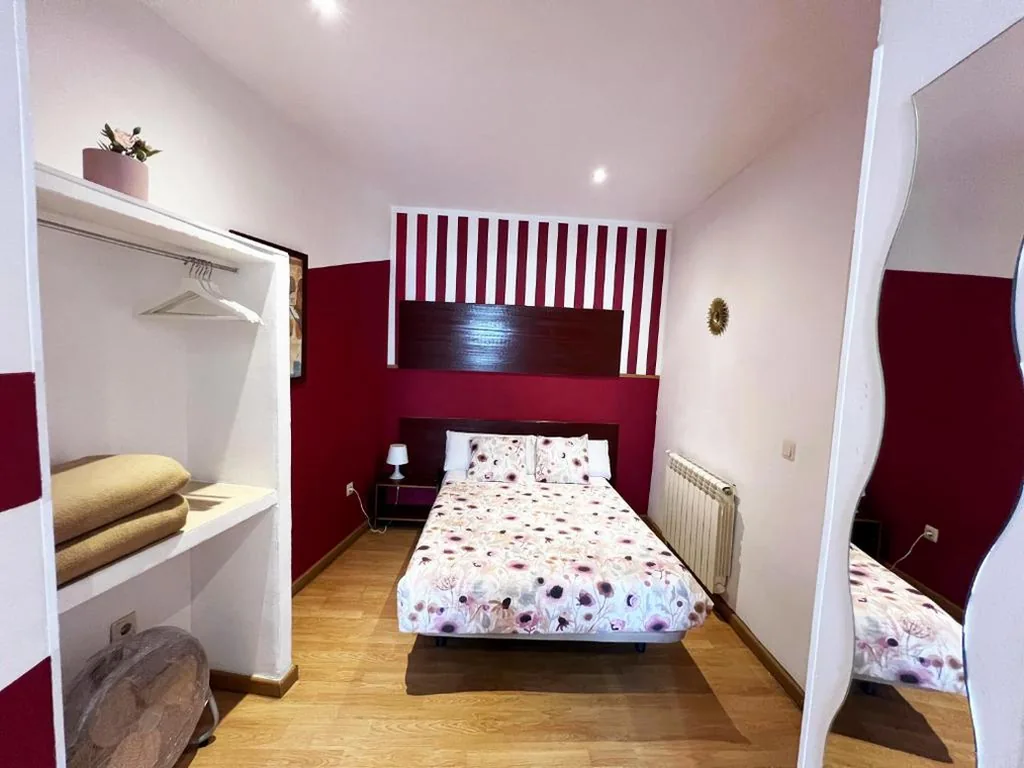 Doppelzimmer mit Gemeinschaftsbad – 2 Betten und Zustellbett — Hostal Abaaly
