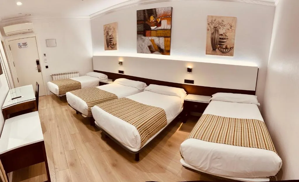 Habitación cuádruple — Hostal Abadia Madrid