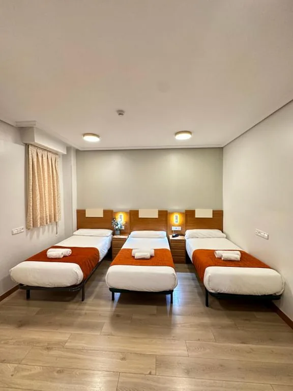 Habitación Triple — Hostal Abadia Madrid