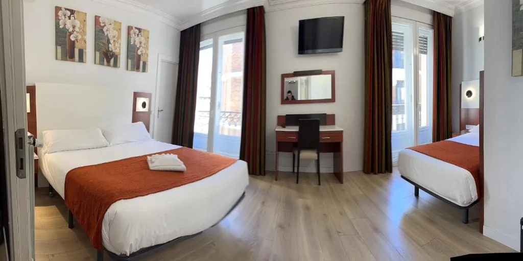 Habitación Triple Superior — Hostal Abadia Madrid