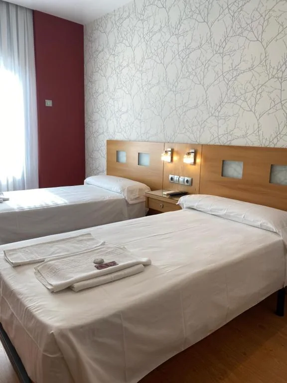 Camera doppia con 2 letti — Hostal Abami II