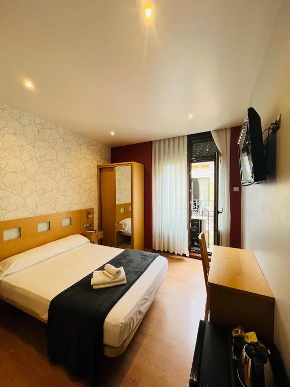 Camera doppia Superior — Hostal Abami II