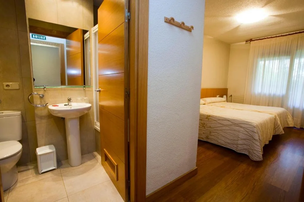 Camera doppia - 1 o 2 letti — Hostal Abodi