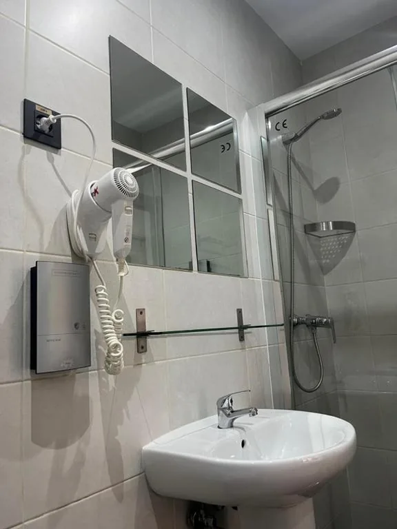 Quarto Duplo - 2 camas — Hostal Abril Madrid