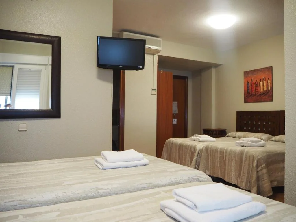 Vijfpersoonskamer — Hostal Acella