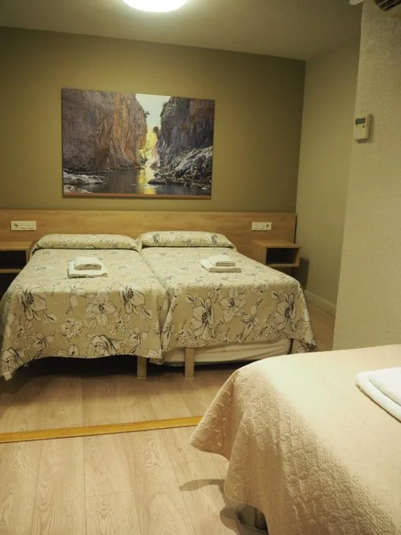 Driepersoonskamer — Hostal Acella