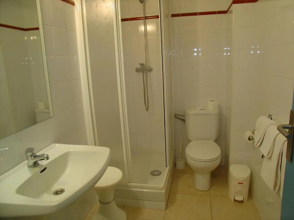 Camera Familiare (2 adulti e 2 bambini) — Hostal Adarnius