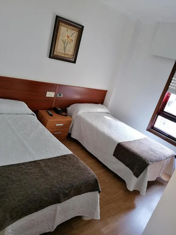 Habitación Doble - 2 camas — Hostal Adelia