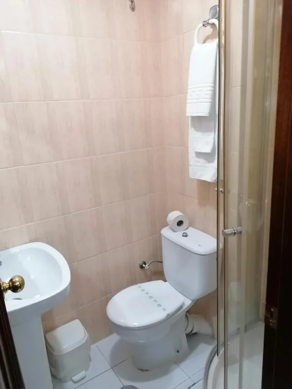 Habitación Individual con baño — Hostal Adelia