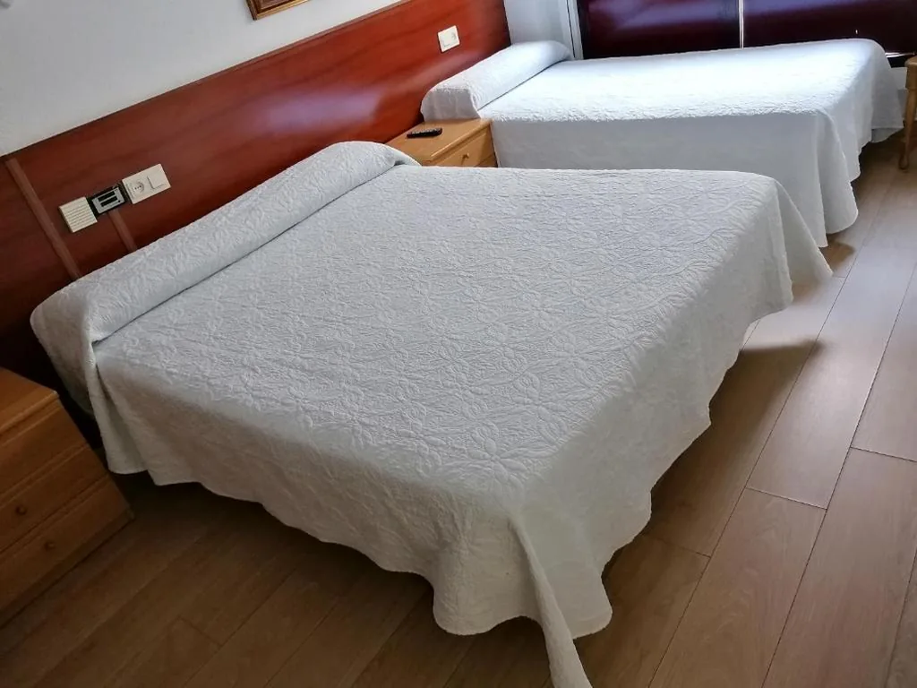 Habitación Triple con baño — Hostal Adelia
