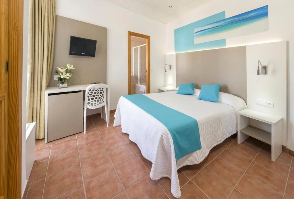 Habitación con cama grande — Hostal Adelino