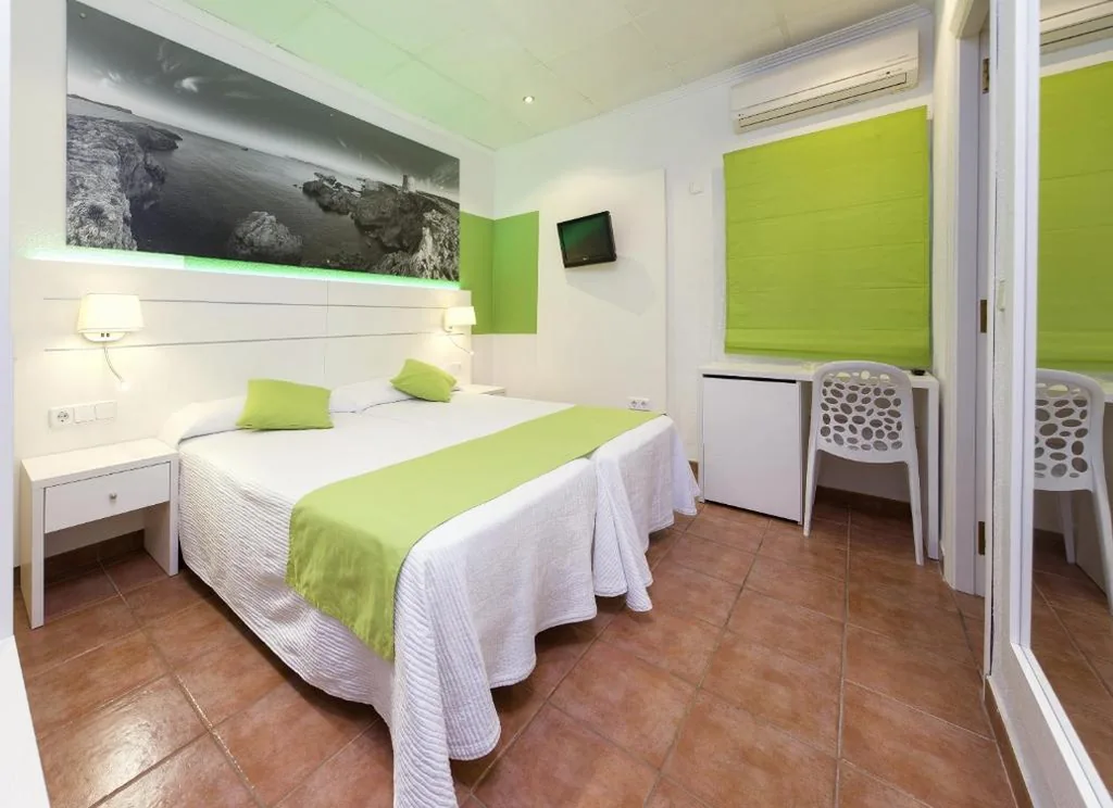 Habitación Doble - 2 camas — Hostal Adelino